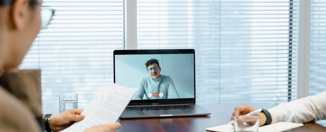 ¿Sabes inglés pero te quedas en blanco al hablar? Este curso de conversación es tu salvavidas