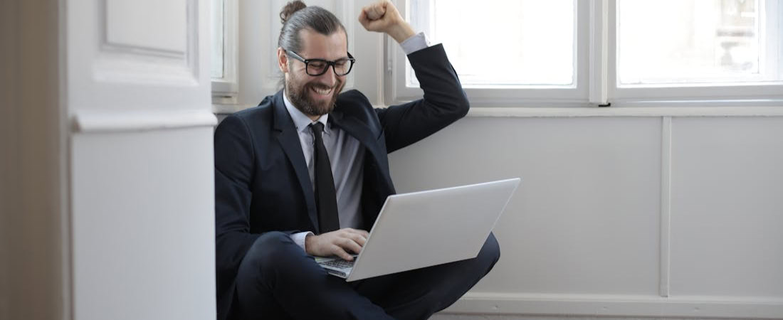 Imagen de un adulto celebrando la victoria despues de conocer errores comunes al aprender ingles online