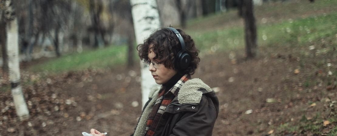 Connected Speech en Inglés: Entiende a los Nativos con Música Pop